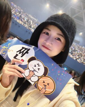 Chien Hung Instagram - 「你現在收看的是？」
「圭賢！」💙

中午送機完直奔高雄
看了英熙跟圭賢後滿足的上台北 
聽完Dreaming 心情很好
2024年末明明做了很多事但一直對自己很不滿意
希望2025鼓起勇氣下各種決定 

英熙在愛河上好可愛
好久不見（？）的圭賢快三個小時精彩到不行（雖然他很喘哈哈哈
好聽好笑好帥好可愛又好會跳 值得啊啊啊
還看到公公跟婆婆（？🥰
離開還有中文小卡跟海報 
天線好讚啊啊 😍

#英熙一直讓我想到神童哈哈
#高流音響超棒！！
#演唱會舞者都是高雄人 👍🏻
#不要玩翻譯哈哈哈
#唱中文歌NG突然到舞台角落蹲著想說幹嘛，原來是清理提詞機上的紙花 🤣
#說吃太飽唱跳完很想吐好ㄎㄧㄤ 
#繞場好近好棒啊啊啊
#一直說一起去我們會當真唷 🫣