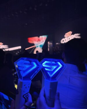 Chien Hung Instagram - 「你現在收看的是？」
「圭賢！」💙

中午送機完直奔高雄
看了英熙跟圭賢後滿足的上台北 
聽完Dreaming 心情很好
2024年末明明做了很多事但一直對自己很不滿意
希望2025鼓起勇氣下各種決定 

英熙在愛河上好可愛
好久不見（？）的圭賢快三個小時精彩到不行（雖然他很喘哈哈哈
好聽好笑好帥好可愛又好會跳 值得啊啊啊
還看到公公跟婆婆（？🥰
離開還有中文小卡跟海報 
天線好讚啊啊 😍

#英熙一直讓我想到神童哈哈
#高流音響超棒！！
#演唱會舞者都是高雄人 👍🏻
#不要玩翻譯哈哈哈
#唱中文歌NG突然到舞台角落蹲著想說幹嘛，原來是清理提詞機上的紙花 🤣
#說吃太飽唱跳完很想吐好ㄎㄧㄤ 
#繞場好近好棒啊啊啊
#一直說一起去我們會當真唷 🫣