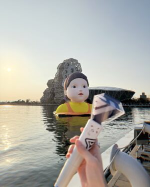 Chien Hung Instagram - 「你現在收看的是？」
「圭賢！」💙

中午送機完直奔高雄
看了英熙跟圭賢後滿足的上台北 
聽完Dreaming 心情很好
2024年末明明做了很多事但一直對自己很不滿意
希望2025鼓起勇氣下各種決定 

英熙在愛河上好可愛
好久不見（？）的圭賢快三個小時精彩到不行（雖然他很喘哈哈哈
好聽好笑好帥好可愛又好會跳 值得啊啊啊
還看到公公跟婆婆（？🥰
離開還有中文小卡跟海報 
天線好讚啊啊 😍

#英熙一直讓我想到神童哈哈
#高流音響超棒！！
#演唱會舞者都是高雄人 👍🏻
#不要玩翻譯哈哈哈
#唱中文歌NG突然到舞台角落蹲著想說幹嘛，原來是清理提詞機上的紙花 🤣
#說吃太飽唱跳完很想吐好ㄎㄧㄤ 
#繞場好近好棒啊啊啊
#一直說一起去我們會當真唷 🫣