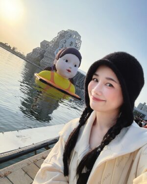 Chien Hung Instagram - 「你現在收看的是？」
「圭賢！」💙

中午送機完直奔高雄
看了英熙跟圭賢後滿足的上台北 
聽完Dreaming 心情很好
2024年末明明做了很多事但一直對自己很不滿意
希望2025鼓起勇氣下各種決定 

英熙在愛河上好可愛
好久不見（？）的圭賢快三個小時精彩到不行（雖然他很喘哈哈哈
好聽好笑好帥好可愛又好會跳 值得啊啊啊
還看到公公跟婆婆（？🥰
離開還有中文小卡跟海報 
天線好讚啊啊 😍

#英熙一直讓我想到神童哈哈
#高流音響超棒！！
#演唱會舞者都是高雄人 👍🏻
#不要玩翻譯哈哈哈
#唱中文歌NG突然到舞台角落蹲著想說幹嘛，原來是清理提詞機上的紙花 🤣
#說吃太飽唱跳完很想吐好ㄎㄧㄤ 
#繞場好近好棒啊啊啊
#一直說一起去我們會當真唷 🫣