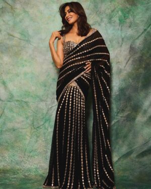 Chitrangada Singh Instagram - Wishing you and your loved ones a beautiful Diwali 🪔May it light up our lives and our hearts with love and joy ✨💫❤️🪔.
.
.

Outfit : @vvanivats 
📸 @vikram_rana