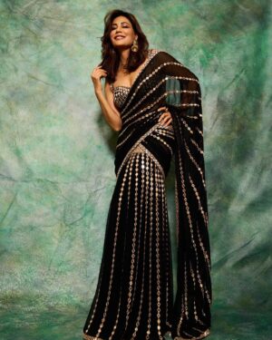 Chitrangada Singh Instagram - Wishing you and your loved ones a beautiful Diwali 🪔May it light up our lives and our hearts with love and joy ✨💫❤️🪔.
.
.

Outfit : @vvanivats 
📸 @vikram_rana