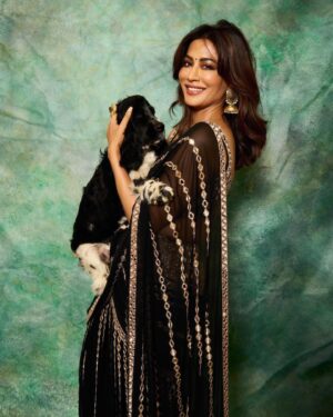 Chitrangada Singh Instagram - Wishing you and your loved ones a beautiful Diwali 🪔May it light up our lives and our hearts with love and joy ✨💫❤️🪔.
.
.

Outfit : @vvanivats 
📸 @vikram_rana