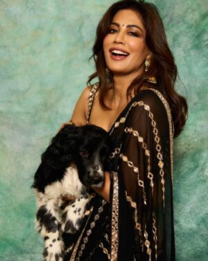 Chitrangada Singh Instagram - Wishing you and your loved ones a beautiful Diwali 🪔May it light up our lives and our hearts with love and joy ✨💫❤️🪔.
.
.

Outfit : @vvanivats 
📸 @vikram_rana