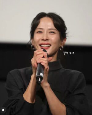 Cho Yeo-jeong Instagram - 영화 <히든 페이스> 무대인사💜 예쁜 사진 감사합니다^^
@itsnew_movie 👍🏼