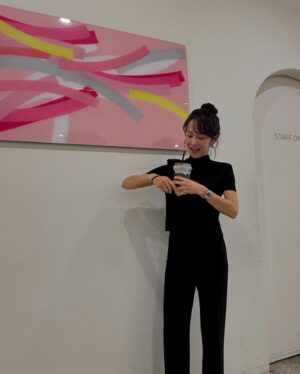 Cho Yeo-jeong Instagram - 무대인사 출근길 샷🍩