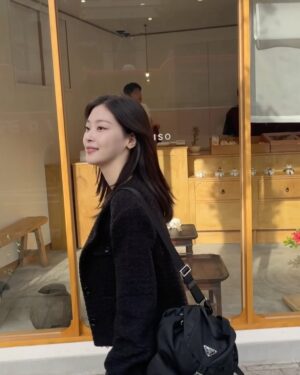 Choi Hee-jin Instagram - Smile!🎶🎶