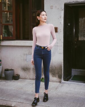 Chrissie Chau Instagram - 皮膚敏感又傷風感冒
休息咗幾日終於好返啦
趁住週末梗係約朋友周圍去啦😝
未開工前的快樂準則——
增脂至上遠離敏感😌

Have a nice weekend ☀️

@intimissimiofficial 
#theartofitalianlingerie 
#ultralightcashmere