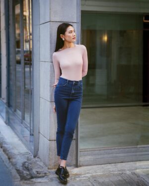 Chrissie Chau Instagram - 皮膚敏感又傷風感冒
休息咗幾日終於好返啦
趁住週末梗係約朋友周圍去啦😝
未開工前的快樂準則——
增脂至上遠離敏感😌

Have a nice weekend ☀️

@intimissimiofficial 
#theartofitalianlingerie 
#ultralightcashmere