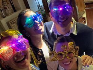 Christiane Endler Instagram - FELIZ AÑO PARA TODOS 🍾🥂 

2025 vamos con todo 👊🏽💥