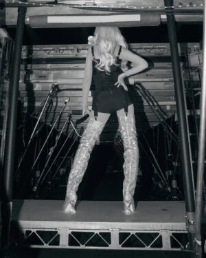 Christina Aguilera Instagram - A Short n’ Sweet Surprise @sabrinacarpenter 🖤✨