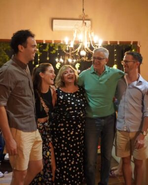 Clara Alonso Instagram - La mágia del reencuentro en familia. Por los que están, por los que ya no. Por mi familia y la de todos ustedes.

 Que tengan unas felices fiestas y gracias por un año más compartiendo y creciendo juntxs.