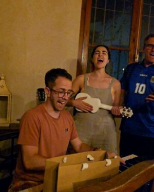 Clara Alonso Instagram - La mágia del reencuentro en familia. Por los que están, por los que ya no. Por mi familia y la de todos ustedes.

 Que tengan unas felices fiestas y gracias por un año más compartiendo y creciendo juntxs.
