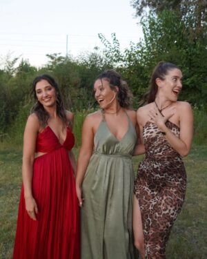 Clara Alonso Instagram - El amor en sus formas♡
Se casó @pia_moralejo y todo fue emoción y euforia.

Cantamos, bailamos, lloramos, perreamos, charlamos y quedamos para descansar una semana sin parar.

Felicidades amigos @pia_moralejo y @__pol__