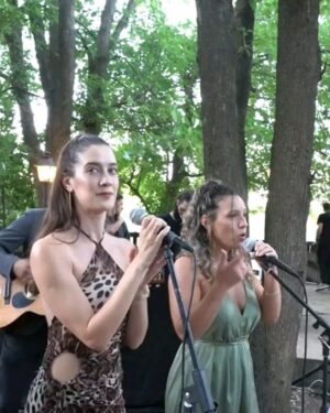 Clara Alonso Instagram - El amor en sus formas♡
Se casó @pia_moralejo y todo fue emoción y euforia.

Cantamos, bailamos, lloramos, perreamos, charlamos y quedamos para descansar una semana sin parar.

Felicidades amigos @pia_moralejo y @__pol__