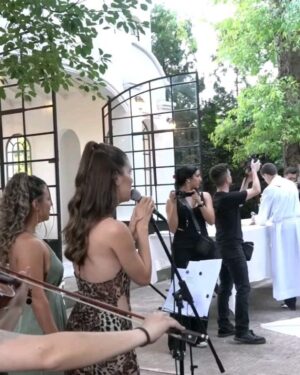 Clara Alonso Instagram - El amor en sus formas♡
Se casó @pia_moralejo y todo fue emoción y euforia.

Cantamos, bailamos, lloramos, perreamos, charlamos y quedamos para descansar una semana sin parar.

Felicidades amigos @pia_moralejo y @__pol__