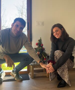Clara Alvarado Instagram - FELIZ NAVIDAD para toda la gente bonita que hay por aquí! ✨♥️

Así está siendo la primera parte de las vacaciones: primera vez en Galicia, a 15 grados y con unos días de sol espectaculares, por no hablar de la compañía y la mariscada que cenamos anoche, Madre Mía del amor hermoso!!

Los regalos los tenemos diariamente a nuestro lado, en todo lo que nos rodea, ojalá seamos más conscientes de esto y nos ayude a acercarnos, conocernos y encontrarnos un poco más y mejor. 
Porque la vida está llena de primeras veces, regalos que no deberíamos pasar por encima, como por ejemplo un primer árbol de Navidad, por pequeño que sea, pero las cosas tienen el valor y el simbolismo que tú le quieras dar. En fin que están siendo días bonitos y después del año vivido, los estoy disfrutando plenamente. Os abrazo muy fuerte familia! Que viváis estos días como más os apetezca y como mejor podáis hacerlo 🫂

Próxima parada: Deleitosa (Extremadura).