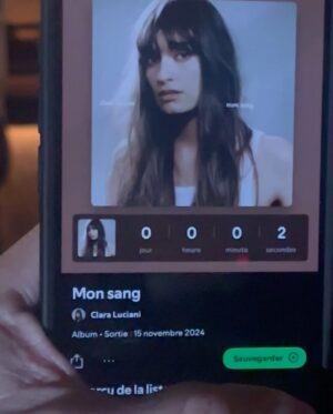 Clara Luciani Instagram - Bonne année à tout le monde mais surtout aux hypersensibles : on est ensemble les gars. À ceux qu’un rien bouleverse, à ceux qui vibrent fort et qui vivent l’œil brillant et la joue humide: en 2025, je ne vous souhaite que des larmes de joie et d’émotions! (La dernière photo c’est l’objet que je rêve d’avoir un jour si quelqu’un se sent d’humeur crafty je promets de porter cet accessoire quotidiennement). Bref, bonne année, je vous aime. 💧