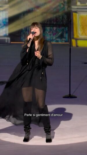 Clara Luciani Instagram - Quel honneur de chanter pour la réouverture de Notre-Dame de Paris...! Bravo à tous ceux qui ont œuvré à sa restauration, et à ceux qui la protègent et nous protègent tous les jours, les @pompiers_paris . J’ai eu froid, mais ça en valait la peine. 🥹❤️

Habillée par la talentueuse @chemena @chloe 🌹

Merci @philharmoniquederadiofrance ❤️