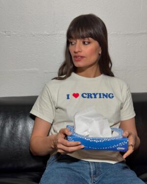 Clara Luciani Instagram - Bonne année à tout le monde mais surtout aux hypersensibles : on est ensemble les gars. À ceux qu’un rien bouleverse, à ceux qui vibrent fort et qui vivent l’œil brillant et la joue humide: en 2025, je ne vous souhaite que des larmes de joie et d’émotions! (La dernière photo c’est l’objet que je rêve d’avoir un jour si quelqu’un se sent d’humeur crafty je promets de porter cet accessoire quotidiennement). Bref, bonne année, je vous aime. 💧