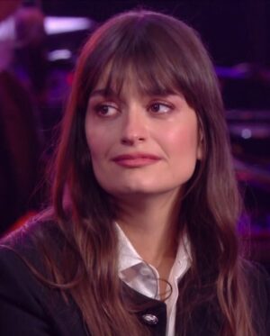 Clara Luciani Instagram - Bonne année à tout le monde mais surtout aux hypersensibles : on est ensemble les gars. À ceux qu’un rien bouleverse, à ceux qui vibrent fort et qui vivent l’œil brillant et la joue humide: en 2025, je ne vous souhaite que des larmes de joie et d’émotions! (La dernière photo c’est l’objet que je rêve d’avoir un jour si quelqu’un se sent d’humeur crafty je promets de porter cet accessoire quotidiennement). Bref, bonne année, je vous aime. 💧
