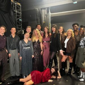 Clara Luciani Instagram - Merci pour tous vos retours sur le prime de vendredi. On y travaillait depuis des semaines 🤍. Merci les élèves pour votre tendresse (et pour le bol aussi), à @nikosaliagas pour ses mots, et à mes invités @philippekaterine , @thomas.dutronc , @thisisluckylove & @vitaa d’avoir répondu présents et d’avoir enflammé le plateau.
Votre marraine la bonne fée 🧚🏻.