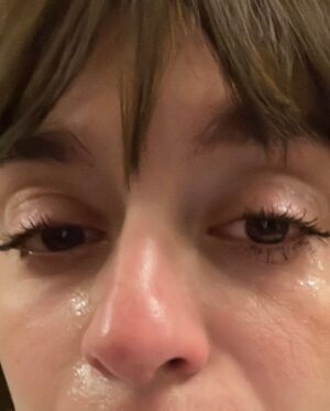 Clara Luciani Instagram - Bonne année à tout le monde mais surtout aux hypersensibles : on est ensemble les gars. À ceux qu’un rien bouleverse, à ceux qui vibrent fort et qui vivent l’œil brillant et la joue humide: en 2025, je ne vous souhaite que des larmes de joie et d’émotions! (La dernière photo c’est l’objet que je rêve d’avoir un jour si quelqu’un se sent d’humeur crafty je promets de porter cet accessoire quotidiennement). Bref, bonne année, je vous aime. 💧