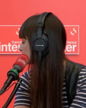 Clara Luciani Instagram - Bonne année à tout le monde mais surtout aux hypersensibles : on est ensemble les gars. À ceux qu’un rien bouleverse, à ceux qui vibrent fort et qui vivent l’œil brillant et la joue humide: en 2025, je ne vous souhaite que des larmes de joie et d’émotions! (La dernière photo c’est l’objet que je rêve d’avoir un jour si quelqu’un se sent d’humeur crafty je promets de porter cet accessoire quotidiennement). Bref, bonne année, je vous aime. 💧