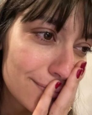 Clara Luciani Instagram - Bonne année à tout le monde mais surtout aux hypersensibles : on est ensemble les gars. À ceux qu’un rien bouleverse, à ceux qui vibrent fort et qui vivent l’œil brillant et la joue humide: en 2025, je ne vous souhaite que des larmes de joie et d’émotions! (La dernière photo c’est l’objet que je rêve d’avoir un jour si quelqu’un se sent d’humeur crafty je promets de porter cet accessoire quotidiennement). Bref, bonne année, je vous aime. 💧
