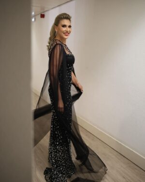 Clara de Sousa Instagram - Foi mais uma noite memorável. A 28ª Gala dos Globos de Ouro voltou a ser o programa mais visto do dia e que momentos incríveis nos ofereceu. Mais uma vez foi meu privilégio ser a host da noite com esta criação do @carlos_gil_designer na qual me senti muito muito bem. Irei partilhar mais alguns pormenores dos acessórios do look deste ano. Estou apenas a recuperar energias 😅🥂
Fotos @ruivalido 
#globosdeouro #sic