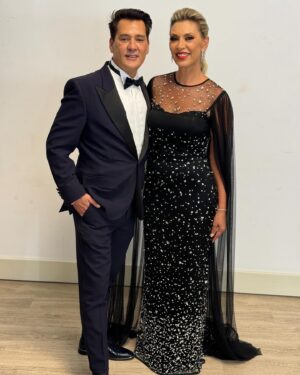 Clara de Sousa Instagram - Sou grata a todos os que me acompanharam nesta noite dando o melhor de si para que eu me sentisse bem. Ao @carlos_gil_designer por ser incansável, divertido e irrequieto na sua expressão criativa. À @gillesjoalheiros que me acompanha há mais de 20 anos e que me trouxe as jóias discretas qb num vestido já de si com imenso brilho. Ao fantástico e único @luisonofreofficial por mais umas sandálias altas e maravilhosas, mas seguras e muiiiiito confortáveis. E last but not least à @helenacarmona5 que tratou de todo o styling e à @elsa_martinho e ao @hair.by.leonelsimoes, amigos e companheiros de (quase) uma vida. Ah…! E ao meu “anjo da guarda” @denis_gachter por não me deixar faltar nada nada nada. Muito obrigada a todos ❤️
Fotos 2 a 6 @ruivalido 
#ajudaaproducao #globosdeouro2024 #sic #trabalhodeequipa