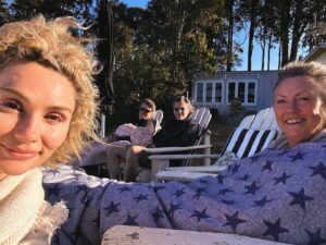 Clare Bowen Instagram - Happy new year from the Fracture Clinic Escapee Section! 🩼✨ May 2025 involve less inidine mesh! Yay! 🫠🎉✨

#errantbowen #bowenvsmangotree #happynewyear #ffs