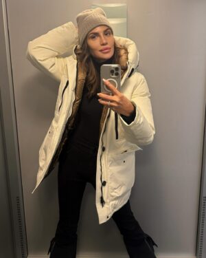 Claudia Galanti Instagram - Let it snow !!! 🫣☺️🏂. It’s  timeeeeee !!!