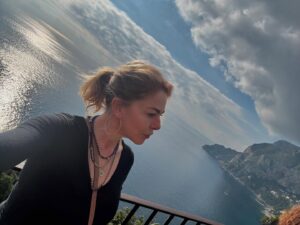 Claudia Gerini Instagram - Grazie Capri🙏🌺🌶️🌹❤️🌟del sole, delle musica , dei colori dei fiori e degli alberi e delle bouganville , delle magnolie, dei cori , dell’allegria, della storia e del cibo buonissimo, grazie a @caprihollywood  qui un misto fritto di foto @massimoghinireal @enricovanzinaofficial  @lina_sastri_official  buon 2025 a tutti , auguro al mondo un po’ di pace e amore . La chiave di tutto❤️🍀🌶️
