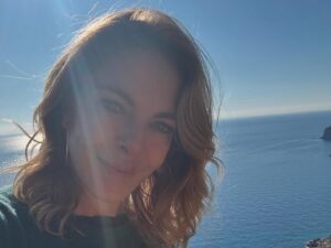Claudia Gerini Instagram - Grazie Capri🙏🌺🌶️🌹❤️🌟del sole, delle musica , dei colori dei fiori e degli alberi e delle bouganville , delle magnolie, dei cori , dell’allegria, della storia e del cibo buonissimo, grazie a @caprihollywood  qui un misto fritto di foto @massimoghinireal @enricovanzinaofficial  @lina_sastri_official  buon 2025 a tutti , auguro al mondo un po’ di pace e amore . La chiave di tutto❤️🍀🌶️