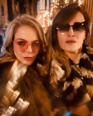 Claudia Gerini Instagram - OMG !  Stregata dalla mia sister … metti una notte a Trastevere  @miabenedetta #sisterwood  #friends  #love #noi