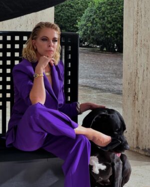 Claudia Gerini Instagram - Rebecca e il suo alano  @eagle.pictures IL CORPO dal 28 novembre #soloalcinema di @vincealfieri #violet