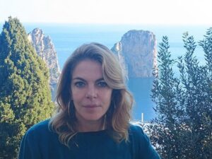 Claudia Gerini Instagram - Grazie Capri🙏🌺🌶️🌹❤️🌟del sole, delle musica , dei colori dei fiori e degli alberi e delle bouganville , delle magnolie, dei cori , dell’allegria, della storia e del cibo buonissimo, grazie a @caprihollywood  qui un misto fritto di foto @massimoghinireal @enricovanzinaofficial  @lina_sastri_official  buon 2025 a tutti , auguro al mondo un po’ di pace e amore . La chiave di tutto❤️🍀🌶️