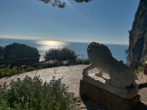 Claudia Gerini Instagram - Grazie Capri🙏🌺🌶️🌹❤️🌟del sole, delle musica , dei colori dei fiori e degli alberi e delle bouganville , delle magnolie, dei cori , dell’allegria, della storia e del cibo buonissimo, grazie a @caprihollywood  qui un misto fritto di foto @massimoghinireal @enricovanzinaofficial  @lina_sastri_official  buon 2025 a tutti , auguro al mondo un po’ di pace e amore . La chiave di tutto❤️🍀🌶️
