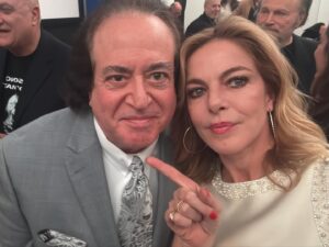 Claudia Gerini Instagram - Grazie Capri🙏🌺🌶️🌹❤️🌟del sole, delle musica , dei colori dei fiori e degli alberi e delle bouganville , delle magnolie, dei cori , dell’allegria, della storia e del cibo buonissimo, grazie a @caprihollywood  qui un misto fritto di foto @massimoghinireal @enricovanzinaofficial  @lina_sastri_official  buon 2025 a tutti , auguro al mondo un po’ di pace e amore . La chiave di tutto❤️🍀🌶️