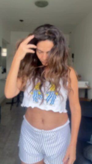 Claudia Ohana Instagram - Let’go girls 
porque hoje acordei animada .
Posso até parecer ridícula com  esse pijaminha ….
Mas quer saber...
Eu sou dessas 😉🥰