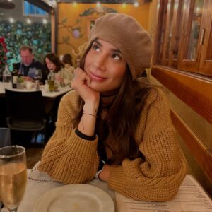Claudia Zepeda Instagram - En Modo retrato por los ojos de alguien más. 
Pasta & Vino SIEMPRE me hará feliz. 🙂🤎✨