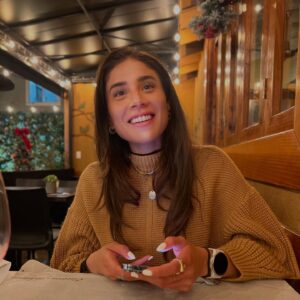 Claudia Zepeda Instagram - En Modo retrato por los ojos de alguien más. 
Pasta & Vino SIEMPRE me hará feliz. 🙂🤎✨
