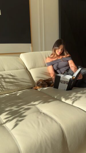 Constanza Piccoli Instagram - Vive una comodidad única con el sofá jack 100% cuero color off white, y sorpresa … está en descuento 🤭 🎉 

Extensible hasta 1.80 metros y respaldo reclinable para máxima comodidad.

Medida 2.50 mts de largo 

www.theconcept.cl

#sofacama #silloncama #sofacuero #silloncuero #sofa #decoracion #living