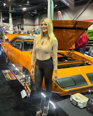 Courtney Hansen Instagram - After-hours last Saturday at @mcacn_show in Chicago. Hurricane Bird… The video tells the incredible story. 🧡