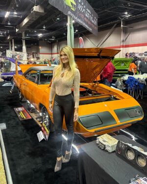 Courtney Hansen Instagram - After-hours last Saturday at @mcacn_show in Chicago. Hurricane Bird… The video tells the incredible story. 🧡
