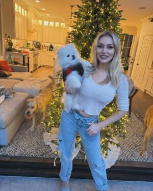 Courtney Stodden Instagram - I hope you, your loved ones and especially your pups had a happy thanksgiving 🐾🖤✨
 #thankful #blessed #thanksgiving
