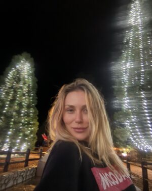 Courtney Stodden Instagram - I’m free spirited — nothing makes me feel more fulfilled than running wild makeup free in a little lit up Christmas town 🎄✨ I just wish everyone could be this way. #mood #holidayseason