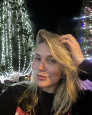 Courtney Stodden Instagram - I’m free spirited — nothing makes me feel more fulfilled than running wild makeup free in a little lit up Christmas town 🎄✨ I just wish everyone could be this way. #mood #holidayseason