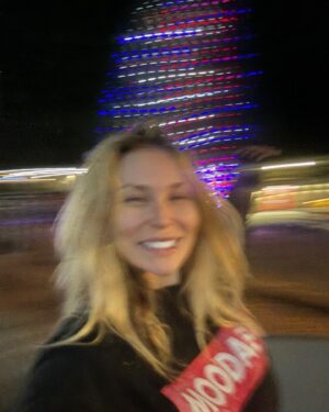 Courtney Stodden Instagram - I’m free spirited — nothing makes me feel more fulfilled than running wild makeup free in a little lit up Christmas town 🎄✨ I just wish everyone could be this way. #mood #holidayseason